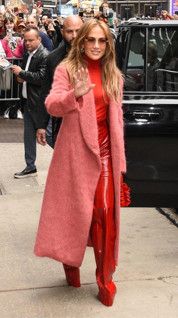 Дженнифер Лопес покорила всех этим ярким модным образом — а вы бы его повторили? | marieclaire.ru