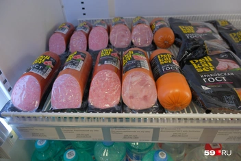 В холодильнике лежат и «не веганские» колбасы и сервелат | Источник: Тимофей Калмаков / 59.RU