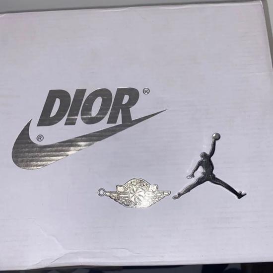 В Китае подделали кроссовки Dior x Nike Air Jordan по слитой в «Инстаграм» (запрещенная в России экстремистская организация) фотографии, приняв водяной знак за часть дизайна (фото и видео)