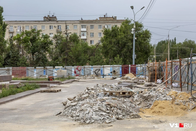 Пока же за забором, окружающим памяник, песок и строительный мусор | Источник: Константин Завриков / V1.RU