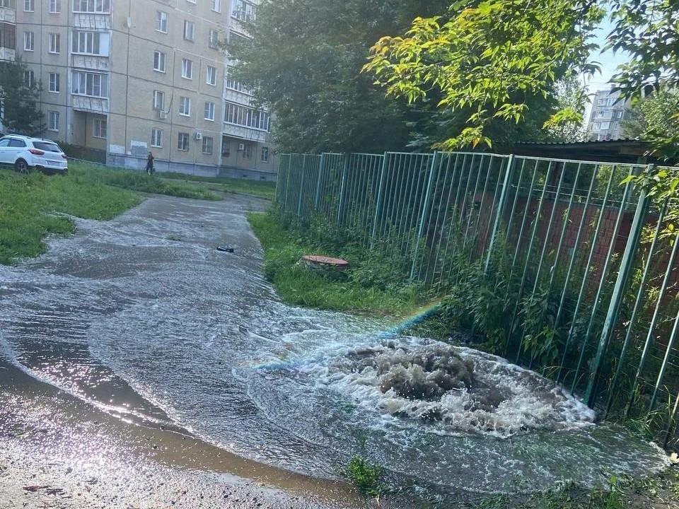 На Северо-Западе Челябинска затопило дворы из-за коммунального фонтана (видео)