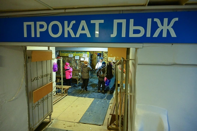 Прокат пополнился новыми лыжами и коньками&nbsp;по инициативе «Брусники» | Источник: Людмила Ковалева