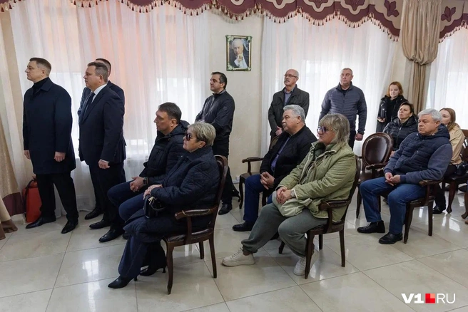 Сидят: экс-депутат областной думы Николай Лукьяненко и депутат трех созывов областной думы Наталья Семенова. Позади них — экс-сотрудник УБОП Виктор Лукин | Источник: Алексей Волхонский / V1.RU