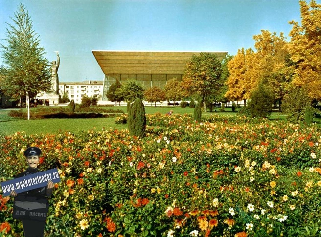 1977 год, от Гаврилова до Офицерской | Источник: из фотоальбома специализированного ремонтно-строительного управления «Зеленстрой» Краснодарского горисполкома / myekaterinodar.ru 