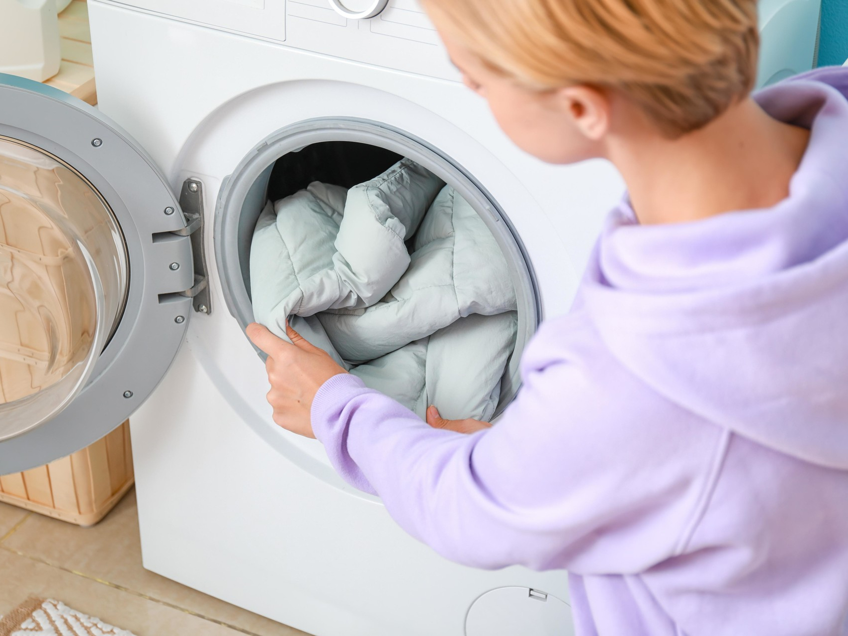 Как стирать пуховик в стиральной машине: основные правила
