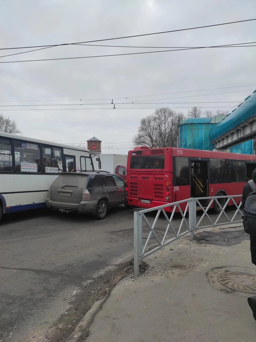 В итоге внедорожник оказался меж двух автобусов | Источник: читатель 76.RU