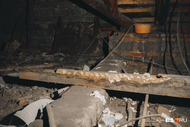 Самая проблемная зона в доме — это разваливающаяся крыша | Источник: Кирилл Кушнов / E1.RU