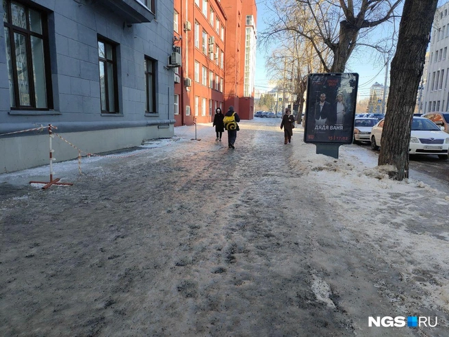 Нужно быть очень внимательным и осторожным, чтобы не поскользнуться | Источник: Нина Раневская / NGS.RU