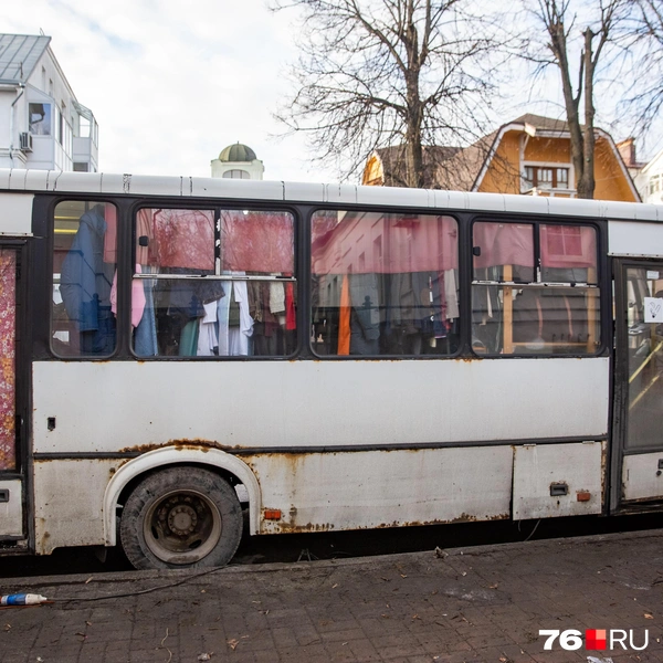 Вероятно, в автобусе оборудовали гримерную | Источник: Кирилл Поверинов / 76.RU