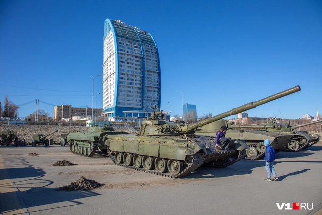 Лет через 10, возможно, парни узнают, каково это — управлять настоящим танком | Источник: Константин Завриков / V1.RU