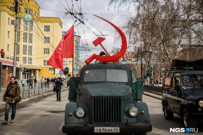 В 2017 году на 1 Мая задействовали такую технику с атрибутикой из СССР | Источник: Александр Ощепков / NGS.RU