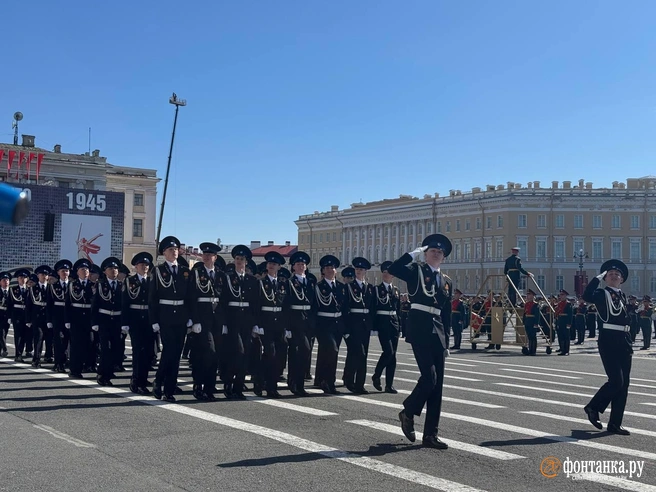 Парад Победы на Дворцовой площади начался с пеших расчетов | Источник: «Фонтанка.ру»