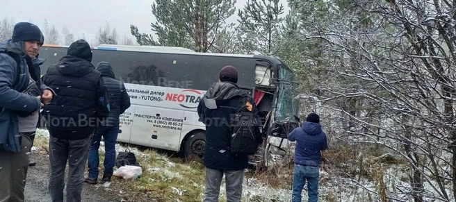 Переднюю часть автобуса тоже помяло | Источник: NotaBene. Главные новости Абакана и Хакасии | НотаБене / Telegram