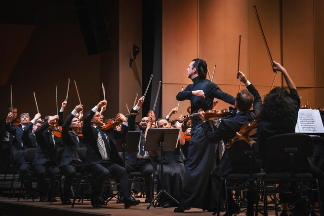 Теодор Курентзис управляет оркестром musicAeterna | Источник: Дягилевский фестиваль / vk.com