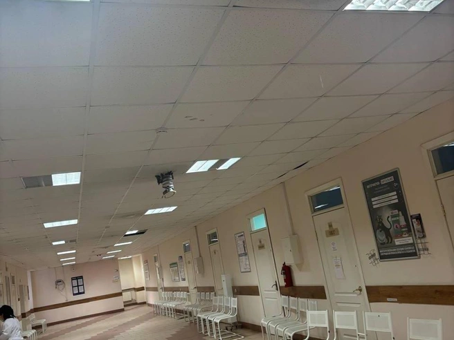 Конденсат от затопления повредил подвесной потолок на площади 60 кв. м | Источник: читательница НГС