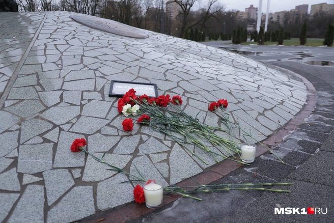 Скорбящие приносят гвоздики и свечи | Источник: Дмитрий Толстошеев / MSK1.RU