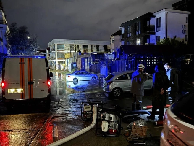 В Сириусе откачивают воды с подтопленных улиц | Источник: Дмитирй Плишкин /telegram