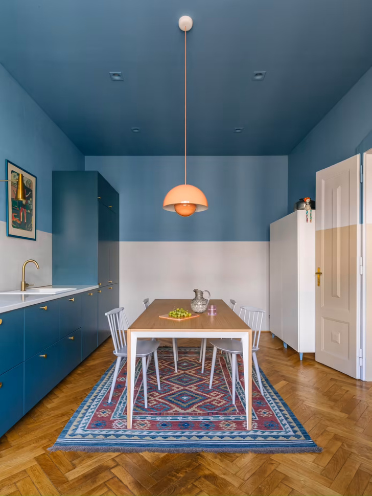Яркая квартира с синей кухней в Праге