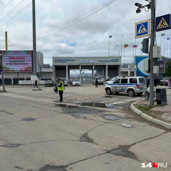 У стадиона «Туймаада» дежурит патруль | Источник: Илья Константинов / 14.RU