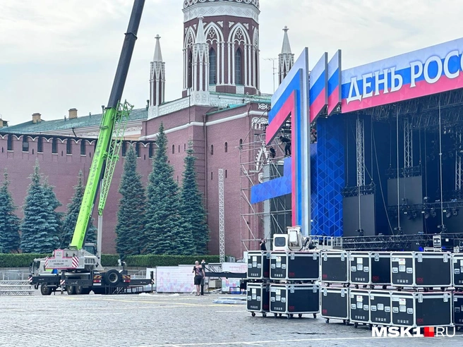 На площади появилась сцена с надписью «День России» | Источник: читатель MSK1.RU