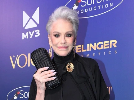 Розовый пиджак с пышными рукавами и молодежные очки: 73-летняя Ирина Понаровская восхитила ярким образом