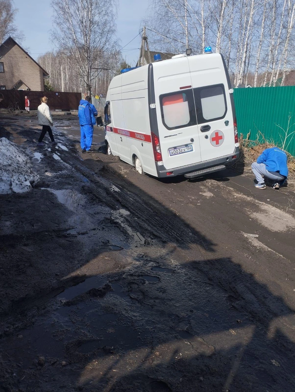 На Александра Еремина жить стало опасно: если тяжелому пожарному КАМАЗу такие дороги не помеха, медицинской помощи можно и не дождаться. И вовсе не по вине врачей | Источник: Ксения Ловчикова