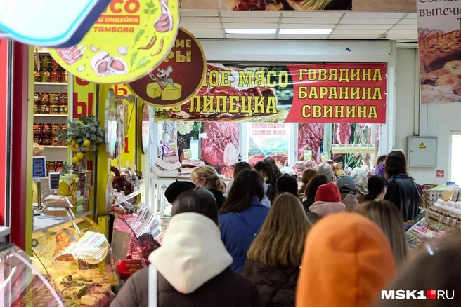 На рынке затариваются и мясом | Источник: Дмитрий Толстошеев / MSK1.RU