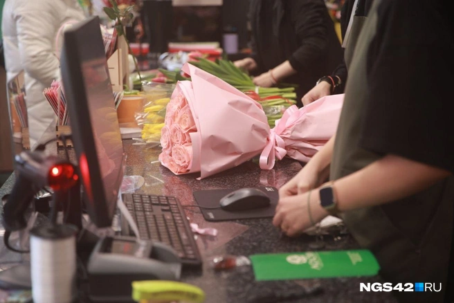 Да, флористы честно признаются, стоимость из-за спроса растет как на дрожжах к 8 Марта  | Источник: Максим Серков / NGS42.RU
