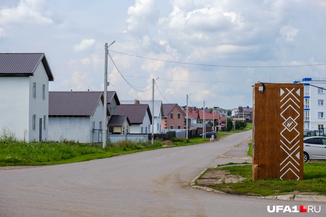 В углу видна четырехэтажка