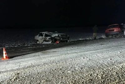 Volkswagen вылетел на встречку и столкнулся с Nissan на Ставрополье