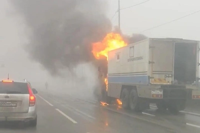 Burning truck causes traffic jam in Volgograd — video