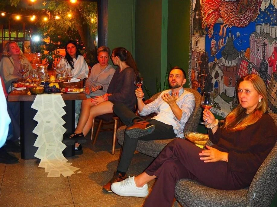 В книжном клубе не только обсуждают произведения и их авторов, но иногда и устраивают уютные дегустации | Источник: domcultura / T.me
