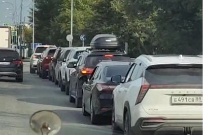 В Тюмени сняли очередь на заправке