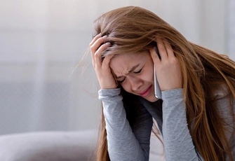 «У парня уже несколько дней ночует его „подруга“. Мне это не нравится, а он никак не реагирует»