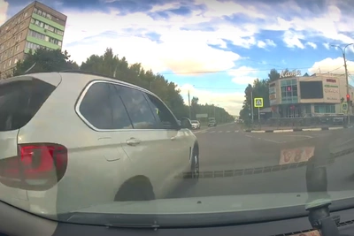 Dashcam driver hits BMW X5 — who’s liable?