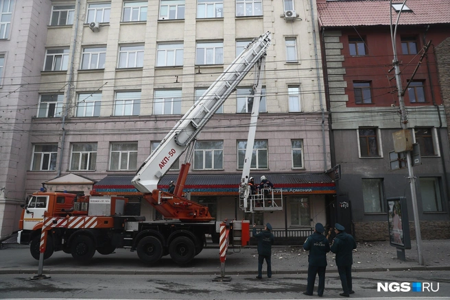 В пресс-службе ГУ МЧС по Новосибирской области сообщили, что по данным от ЕДДС упала лепнина, пострадавших нет | Источник: Александр Ощепков / NGS.RU