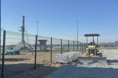 Спортивную площадку строят на набережной Амура