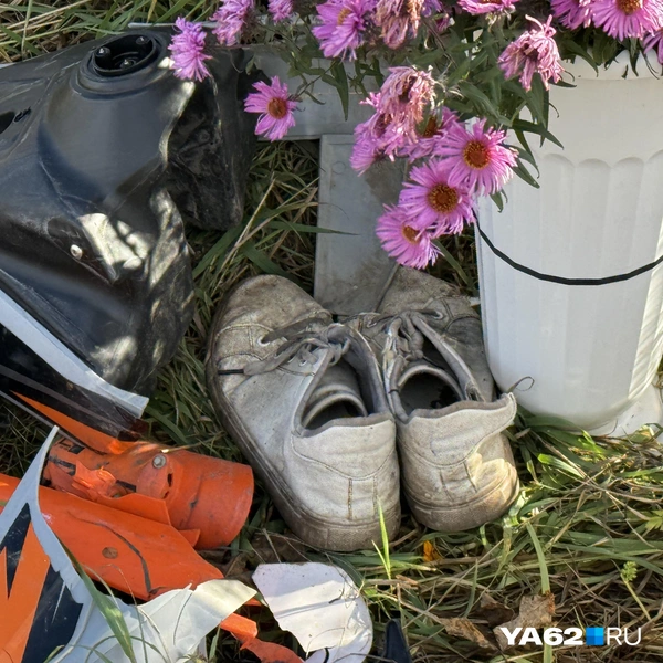 Обувь подростка тоже принесли на место трагедии на память | Источник: Сергей Петунин / YA62.RU