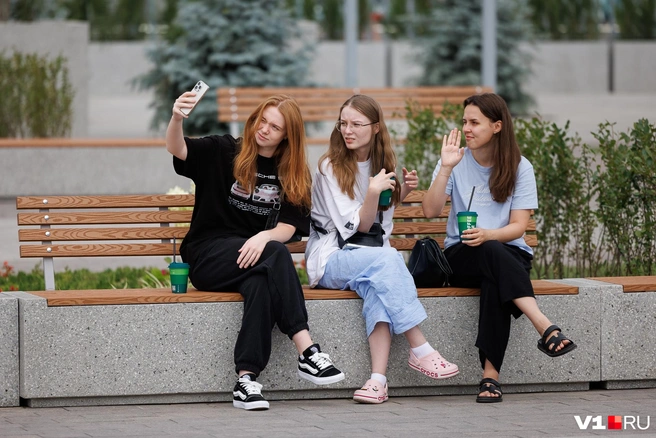 Лавочки на площади уже облюбовали волгоградские красотки | Источник: Алексей Волхонский / V1.RU