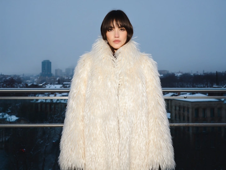с чем носить шубу, с чем носить короткую шубу, с чем носить искусственную шубу, с чем носить норковую шубу, с чем носить белую шубу, с чем носить длинную шубу, с чем носить шубу с капюшоном | Источник: theDay/higgsfield 
