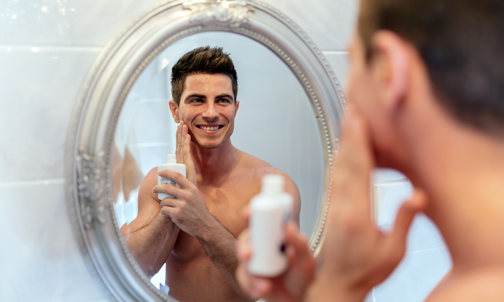 Ванна мужу после. Мужчина в зеркале. Мужчина у зеркала в ванной. Мужчина перед зеркалом в ванной. Смотрится в зеркало в ванной мужчина.