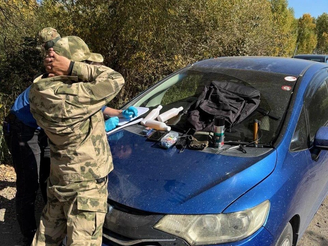 У сибиряка при задержании была легковоспламеняющаяся жидкость | Источник: УФСБ по Новосибирской области