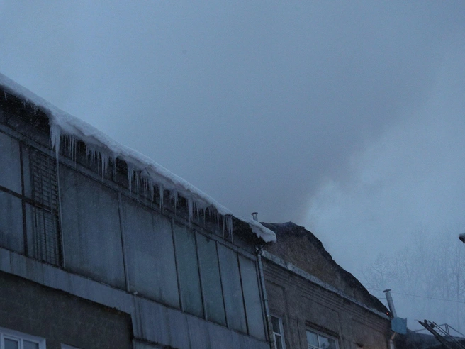 С крыши обильно валит густой дым. | Источник: Андрей Бортко / NGS.RU