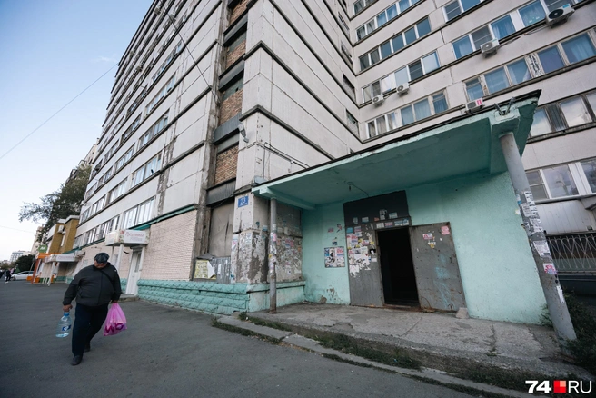Здесь два подъезда — и оба выглядят одинаково пугающе | Источник: Наталья Лапцевич