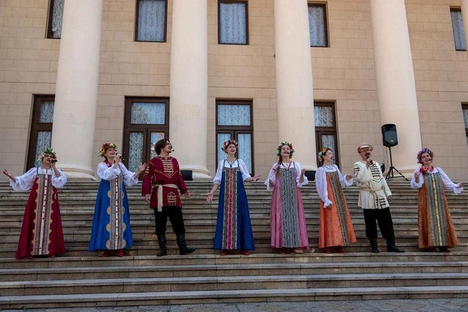 Туристов развлекают концертами на площадях | Источник: sochi.ru