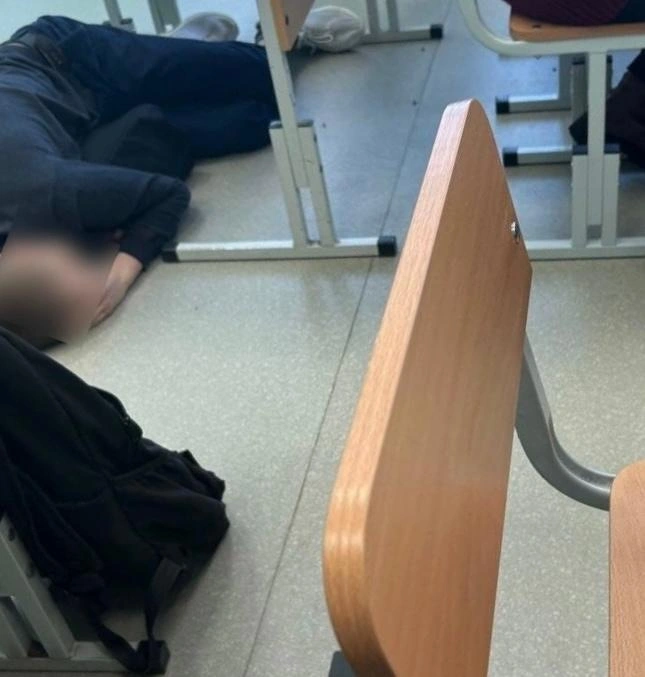 На одном из уроков старшеклассник просто лежит, взявшись за голову | Источник: ученик Добрянской школы