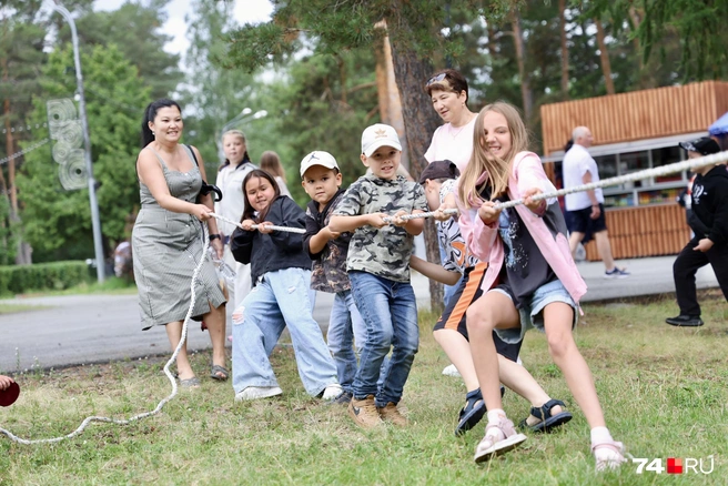 Начинался праздник при хорошей погоде. Желающие могли посоревноваться в перетягивании каната… | Источник: Михаил Шилкин