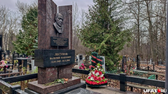 Памятник Лесунова изображает самолет как символ его места работы | Источник: Булат Салихов / UFA1.RU