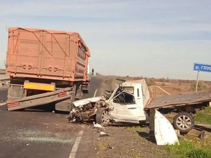 КАМАЗ с прицепом и пикап столкнулись на трассе в Самарской области — фото