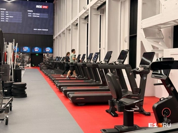 Внутри стоят тренажеры от Technogym, Life Fitness, Hammer Strength, Booty Builder и YouSteel | Источник: Полина Краснопевцева / E1.RU